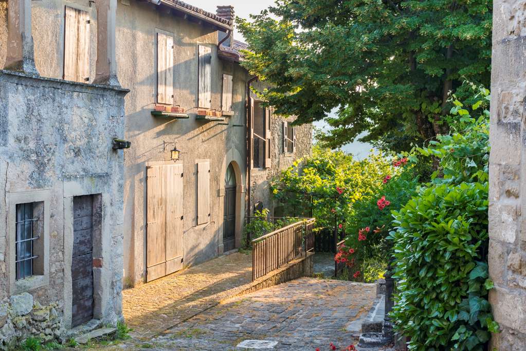 Vialetto del borgo "La Scola"